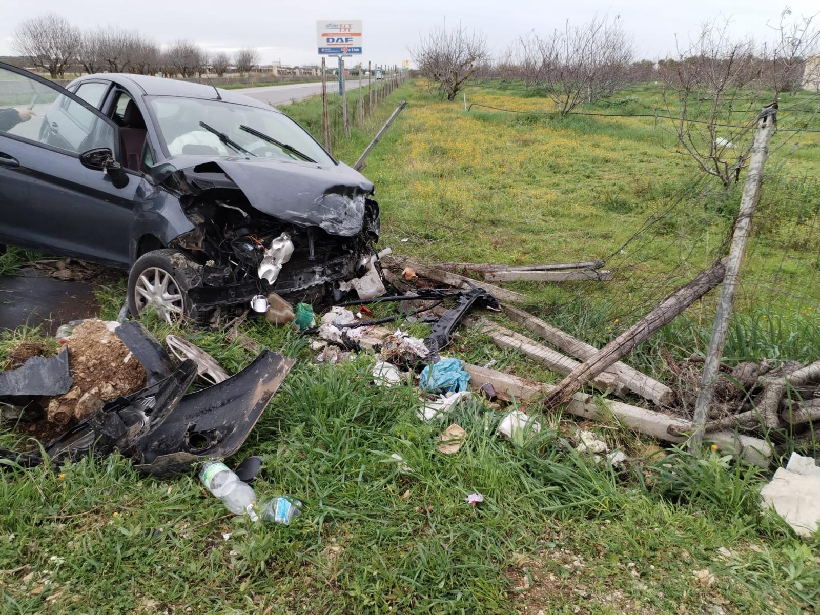 Finisce contro un muro e poi nel terreno: auto fuori strada sulla 231