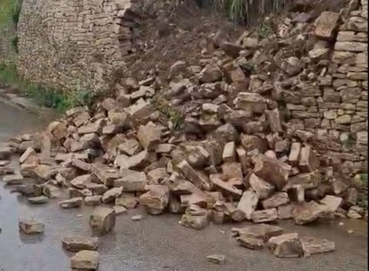 Crollata parte di un muretto a secco sulla strada comunale Mangiaricotta