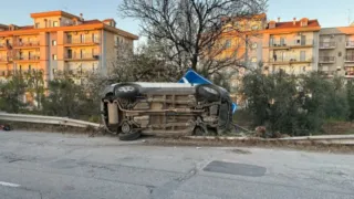 Fuori strada sulla provinciale 231, auto finisce contro un cartello della segnaletica