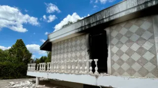 La villa confiscata di nuovo data alle fiamme. Pochi giorni fa la notizia del finanziamento per il suo recupero