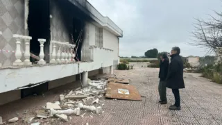 Villa incendiata, l’assessora regionale Miglietta sul posto: «Strategia per fermarci, ma noi andremo avanti»